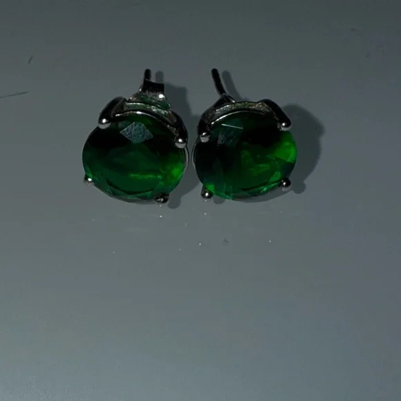 Lab Grown Emerald Green Stud Earrings 925 - Picture 2 of 3